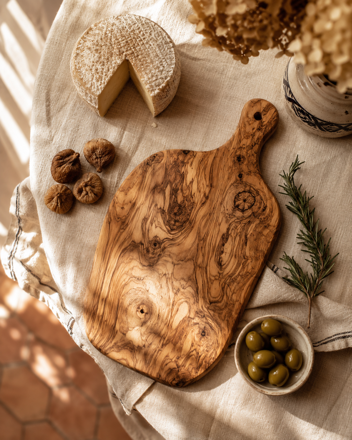 Planche en bois d'olivier avec manche, détail du grain naturel — Maison Luna